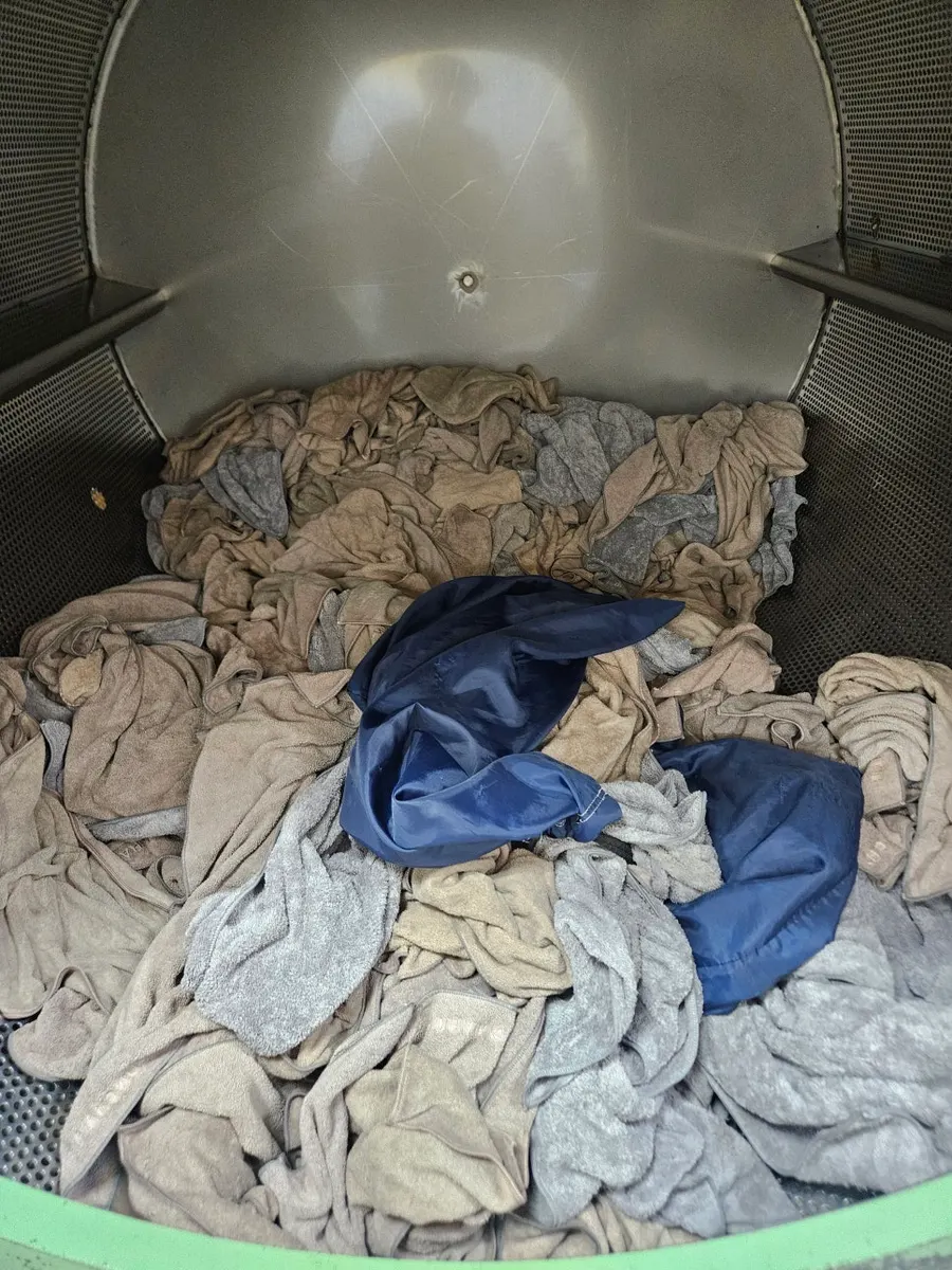 산업용 세탁기 안의 미용실 세탁물